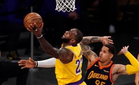  詹姆斯准三双 湖人险胜勇士  